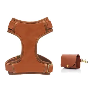 Accessoires pour animaux de compagnie réglable en cuir PU plume chien harnais avec poches mode chien gilet pour chien de compagnie marche randonnée