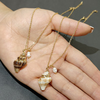 Collier de style plage en acier inoxydable avec chaîne créative, coquillages, perles et pendentifs dorés en nacre