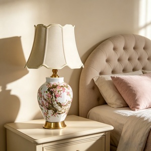 Orientalische Pfirsichblüten-Porzellan-Tischlampe Dekorative Tischleuchte für Hotel-Suiten und Villen-Inneneinrichtung - Product Image 1