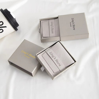 Boîte d'emballage pour bijoux en carton gris avec tiroir coulissant, logo personnalisé, insert en microfibre et pochette enveloppe pour collier et bague