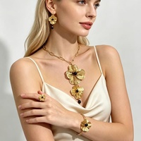 Ensemble de bijoux élégant avec pendentif en forme de goutte d'eau en perle et fleur à pétales incurvés minimalistes, sur chaîne serpent plate