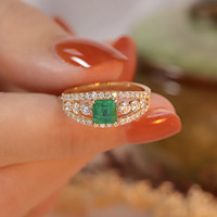 Bague de Fiançailles et de Cérémonie Sur Mesure en Argent Pur 925 avec Émeraude Verte Vive et Halo en Or Jaune AU750 pour Femme, Bijou Permanent