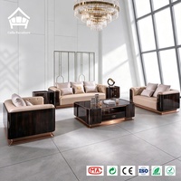 Suite de salon de luxe italienne de designer avec canapé Chesterfield sur mesure, table basse, table d'appoint, villa, appartement haut de gamme