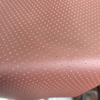 Tela de cuero sintético interior automotriz perforada de cuero de napa de Pvc con respaldo de punto encriptado para motocicleta de coche