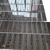 Panneau d'hôtel en acier inoxydable écologique avec miroir et protection UV |   Signalétique de bâtiment haut de gamme argent/gris pour grandes propriétés