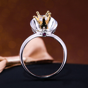 Anello a Corona Bicolore per Donne, Gioiello Elegante e Scintillante, Vendita all'Ingrosso - Product Image 2