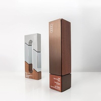Trophée personnalisé en bois massif avec accents métalliques, résistant aux UV, pour récompenser les employés exceptionnels annuellement