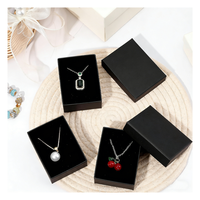 Boîte cadeau de luxe noire personnalisée, étanche, avec couvercle et base, pour bijoux fins (colliers, bagues), avec finition mate, éponge et logo.