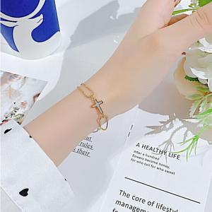 Pulsera de Acero Inoxidable 316L con Baño de Oro PVD de 18k, Diseño Minimalista y Moderno con Cruz de Madreperla para Mujer - Product Image 3