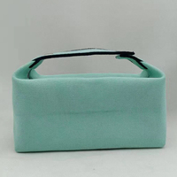 Sac cosmétique carré rose multifonctionnel pour femme avec fermeture éclair dorée et logo personnalisé – Idéal pour le voyage et l'organisation de maquillage (vente en gros)