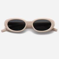 Lunettes de soleil œil-de-chat UV400 les plus vendues – Monture carrée légère et confortable à bordure complète avec verres teintés pour une élégance de peau claire