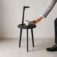 Table d'appoint minimaliste en bois, structure sculpturale unique à trois pieds, mobilier artistique pour salon, chambre, hôtel
