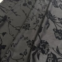 Tissu de luxe noir formel à motif floral intégral, matière froissée floquée respirante pour robe de soirée longue