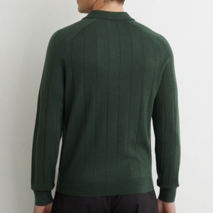 Maglione <span class=keywords><strong>Polo</strong></span> da <span class=keywords><strong>Uomo</strong></span> Contemporaneo in <span class=keywords><strong>Lana</strong></span> Merino Verde Scuro, Senza Tempo, con Maniche Raglan a Costine Larghe e Mezza Abbottonatura - Product Image 2