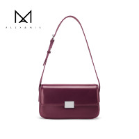 Petit sac à main rectangulaire exquis en similicuir verni avec rabat avant et boucle métallique