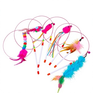 Jouets interactifs pour chats avec plumes, souris en peluche et clochettes pour jeu en intérieur, design mignon de dessin animé, jouets à mâcher pour animaux de compagnie à commande manuelle - Product Image 1
