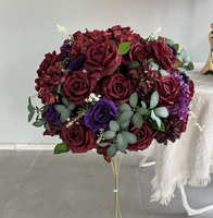 Große Rote Rosen sind mit künstlichen Blumenkugeln verziert, Hochzeitstischdekoration und Hochzeitsblumendekorationen