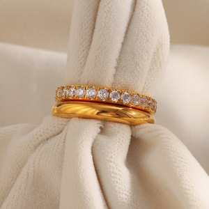 Anillo de Zirconia con Eslabones Entrelazados, Chapado en Oro de 18K, Hipoalergénico, de Acero Inoxidable, Moderno, Apilable, Decorativo - Product Image 3