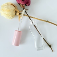 Nouveau tube de gloss à lèvres irrégulier ondulé en forme de S unique, avec bouchon à vis rose creux, emballage de gloss à lèvres personnalisé avec impression de logo