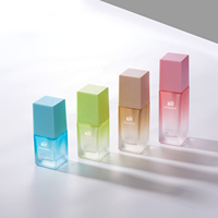 Flacon pulvérisateur de parfum en verre plat rouge, rose et bleu, de forme irrégulière, 50 ml et 100 ml, couleur personnalisée, fournisseur d'emballages de parfum modernes