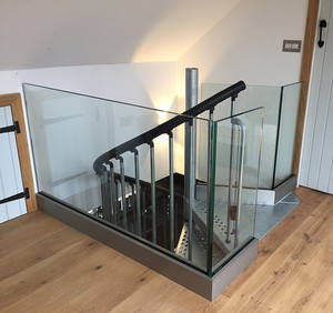 درابزين زجاجي داخلي مخلوط، تصميم مقبض سلم، درابزين دَرَج، أجهزة سور، درابزين زجاجي للشرفة الخارجية، درابزين حاجز - Product Image 5