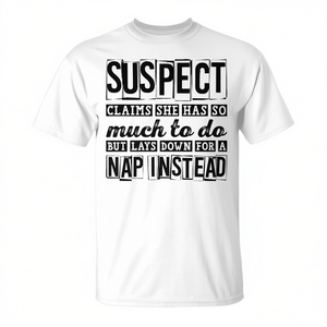 T-shirt « L'accusée affirme qu'elle a tellement de choses à faire mais s'endort au lieu de s'en occuper » - Product Image 1