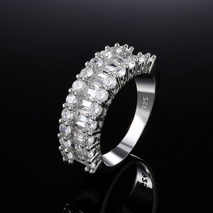 Anello Baguette di Lusso per Donne, Elegante Gioiello da Dito con Accento Rettangolare, Accessorio per Feste e Appuntamenti - Product Image 4