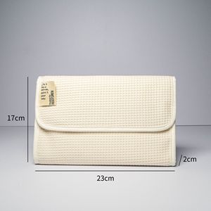 Pochette de voyage vintage tendance en polyester gaufré avec fermeture éclair et fermoir, imprimée du logo, personnalisable, pour le maquillage et la scène - Product Image 2
