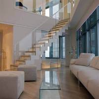 Escalier droit intérieur avec garde-corps en verre, double poutre, durable et sûr