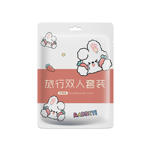 Nouveau drap de lit non tissé de voyage jetable de haute qualité <span class=keywords><strong>pour</strong></span> <span class=keywords><strong>deux</strong></span> <span class=keywords><strong>personnes</strong></span> ensemble de quatre pièces paquet individuel avec motif de dessin animé - Product Image 1