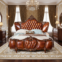 Lit à baldaquin de style victorien de luxe avec tête de lit capitonnée en cuir marron et sculptures en bois