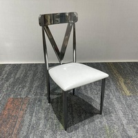 Chaises de salle à manger modernes en acier inoxydable argenté avec dossier en V et assise rembourrée en cuir blanc pour maison de luxe et restaurant d'hôtel