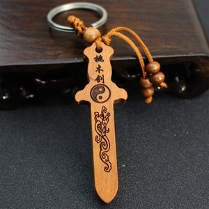 Porte-clés épée en bois de pêche, gravure, style chinois, artisanat en bois sculpté, cadeau portable - Product Image 1