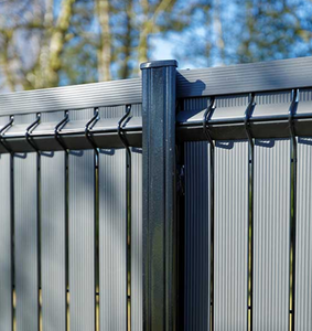 Panneaux de clôture 3D à bande verticale à cadre métallique de 2.5m Kit de latte à latte rigide en PVC <span class=keywords><strong>Occultation</strong></span> Poteaux de clôture en PVC Matériau WPC - Product Image 3