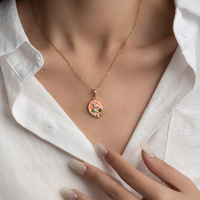 Tendance Coloré Émail Charme Peinture À L'huile Style Naturel Perle D'eau Douce Fleur Goutte Pendentif Collier pour Femmes