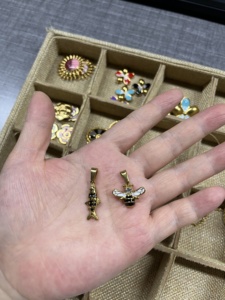 新しいステンレス鋼レリーフ彫刻バンブルビーチャームPVD金メッキブラックゴールデンニッケル無料カスタムビーペンダントジュエリー作り - Product Image 6