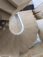 Dalles de pierre de marbre blanc avec des veines grises pour l'aménagement intérieur pour les dalles d'escalier