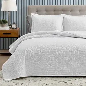 ผ้าคลุมเตียงสีขาวน้ำหนักเบาขนาดเต็มออกแบบได้ตามต้องการผ้าคลุมเตียงอัลตร้าโซนิคสำหรับทุกฤดู
