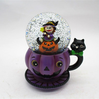 Boule à Neige Personnalisée de 100 mm Faite à la Main et Peinte à la Main, Balai de Sorcière, Globes de Brouillard, Boule de Cristal en Verre, Design Grimoire en Résine, Boîte à Musique d'Halloween