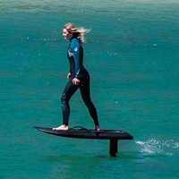 Planche de surf électrique hydrofoil en fibre de carbone 8000W sans balais, télécommande sans fil longue portée pour la location de sports nautiques