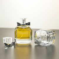 Flacon de parfum carré/cube en cristal épais à facettes de 100 ml avec couvercle nœud argenté détachable et emballage carton pour fragrance haut de gamme