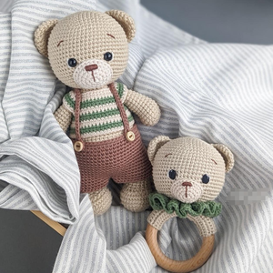 Oso de Peluche Beige Hecho a Mano, Lindo <span class=keywords><strong>Amigurumi</strong></span> con Capucha y Overol <span class=keywords><strong>Verde</strong></span> a Rayas, Muñeco de Peluche Tejido a Mano, PP - Product Image 2