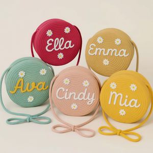 Bolso Bandolera Personalizado de Paja Tejida con Nombre Bordado, Cierre de Cremallera, Bolsillo Interior sin Forro, para Niñas, Viajes, Playa - Product Image 1