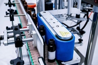 Machine d'étiquetage supérieure et latérale de boîtes de pot de bouteille ronde verticale automatique avec applicateur d'étiquettes