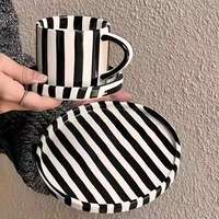 Ensemble de tasses et assiettes à dessert en porcelaine moderne, design rayé, compatible lave-vaisselle et micro-ondes, avec poignée, couleur personnalisable pour la maison et le bureau