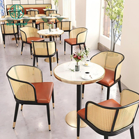 Ensemble de meubles de café moderne, restaurant, chaises en rotin tissé, tables carrées en bois et canapé en cuir rouge