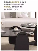 Table basse en verre, salon, luxe léger, petit appartement familial, table à bords arrondis, petite table ronde minimaliste