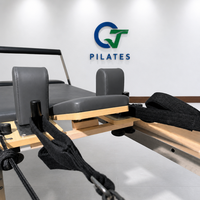 Reformer Pilates Kayu Maple Abu-abu Tua dengan Rel Tetap untuk Latihan Intensitas Tinggi dan Fasilitas Gym Hotel Mewah