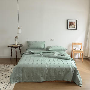 Literie de luxe toutes saisons avec oreillers décoratifs, ensemble de literie en broderie Jacquard avec pompons - Product Image 1