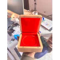 Boîte de présentation en bois avec incrustation circulaire doublée de velours rouge pour un rangement et une présentation élégants de bijoux, souvenirs et pièces de monnaie